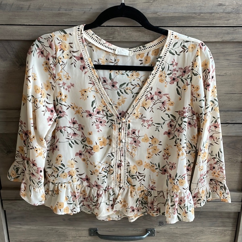 Floral summer blouse. Size small.